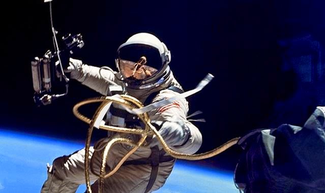 Αστροναύτες της NASA «περπατούν» και εργάζονται έξω στο Διάστημα - Φωτογραφία 1