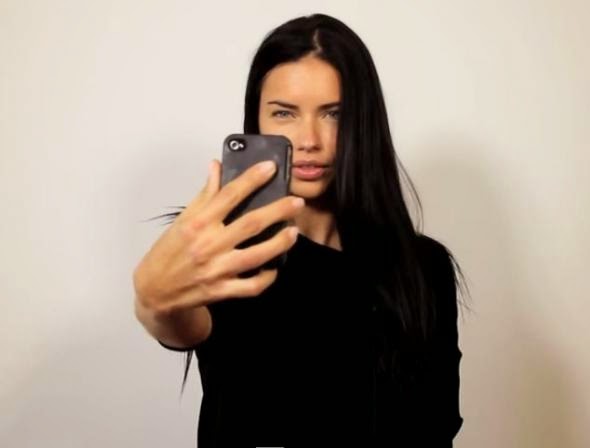 Πώς να βγάλεις selfie σαν σούπερ μόντελ [video] - Φωτογραφία 1