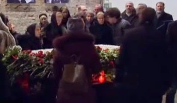 Μόσχα: Κοσμοσυρροή για την κηδεία του Νεμτσόφ - Πολιτικοί εμποδίστηκαν από τις ρωσικές αρχές να παραστούν [video] - Φωτογραφία 1