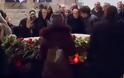 Μόσχα: Κοσμοσυρροή για την κηδεία του Νεμτσόφ - Πολιτικοί εμποδίστηκαν από τις ρωσικές αρχές να παραστούν [video]