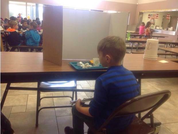Συγκλονιστική εικόνα! Η τιμωρία σοκ που επέβαλε σχολείο σε 6χρονο μαθητή... [photo] - Φωτογραφία 2
