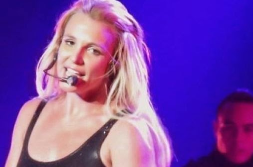 ΞΕΚΑΡΔΙΣΤΙΚΟ: Δείτε τι έπαθε η Britney Spears την ώρα που τραγουδούσε στη σκηνή [video] - Φωτογραφία 1