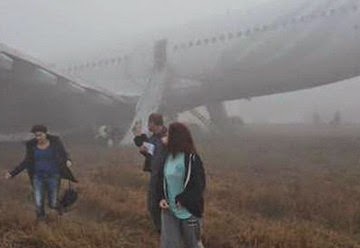 Τρόμος στον αέρα: Αεροπλάνο προσγειώθηκε με τη μούρη - Έτρεχαν να σωθούν οι επιβάτες! [photos+video] - Φωτογραφία 1