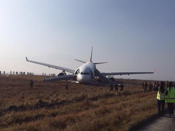 Τρόμος στον αέρα: Αεροπλάνο προσγειώθηκε με τη μούρη - Έτρεχαν να σωθούν οι επιβάτες! [photos+video] - Φωτογραφία 3