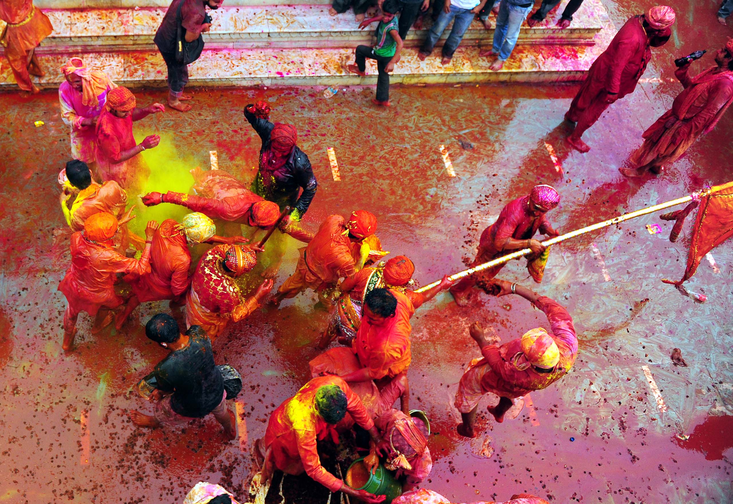 Holi Festival: Η εντυπωσιακή γιορτή στην Ινδία που γεμίζει τις πόλεις με χρώμα [photos] - Φωτογραφία 10
