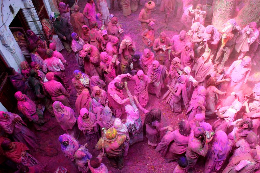 Holi Festival: Η εντυπωσιακή γιορτή στην Ινδία που γεμίζει τις πόλεις με χρώμα [photos] - Φωτογραφία 3