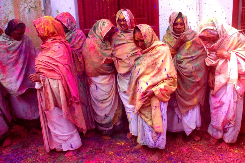 Holi Festival: Η εντυπωσιακή γιορτή στην Ινδία που γεμίζει τις πόλεις με χρώμα [photos] - Φωτογραφία 4
