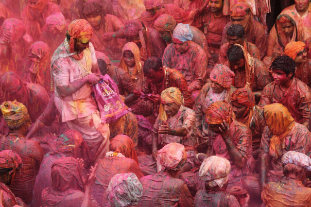 Holi Festival: Η εντυπωσιακή γιορτή στην Ινδία που γεμίζει τις πόλεις με χρώμα [photos] - Φωτογραφία 9