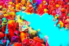 Holi Festival: Η εντυπωσιακή γιορτή στην Ινδία που γεμίζει τις πόλεις με χρώμα [photos]