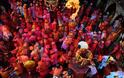 Holi Festival: Η εντυπωσιακή γιορτή στην Ινδία που γεμίζει τις πόλεις με χρώμα [photos] - Φωτογραφία 2