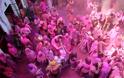 Holi Festival: Η εντυπωσιακή γιορτή στην Ινδία που γεμίζει τις πόλεις με χρώμα [photos] - Φωτογραφία 3