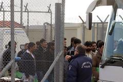 Συνεχίζεται η απελευθέρωση μεταναστών - Τους πάνε στην Ομόνοια [photos]