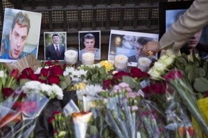 Ο Ρέντσι άφησε λουλούδια στο σημείο δολοφονίας του Νεμτσόφ - Φωτογραφία 1