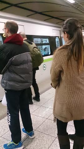 Πόσο πιο απλός πια; Δείτε τον Γιάνη Βαρουφάκη στο μετρό να ανοίγει διάλογο με τουρίστα! - Φωτογραφία 3