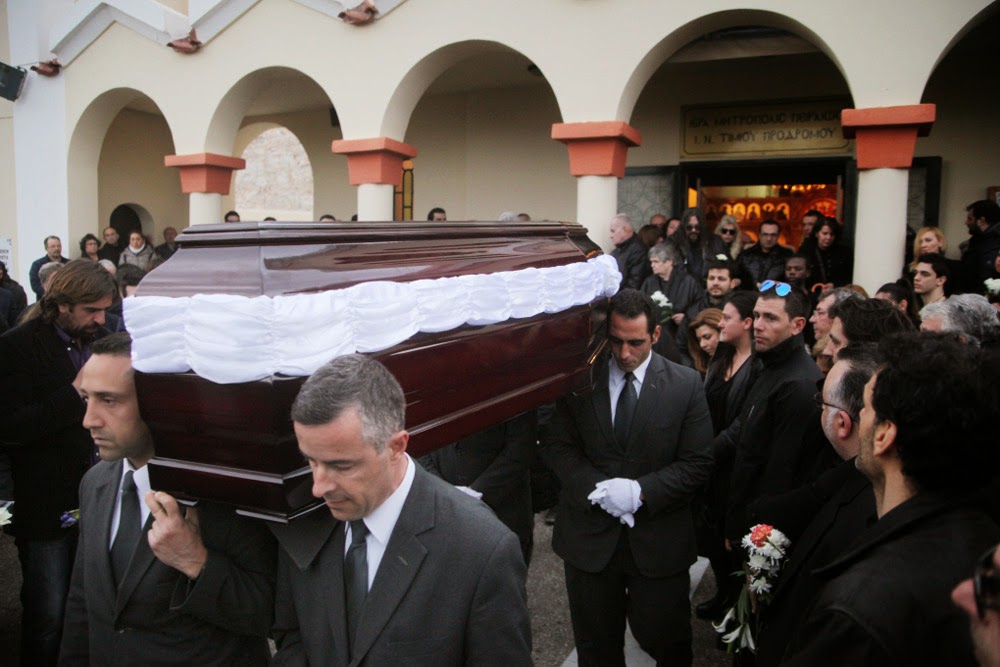 Θρήνος στην κηδεία του Μανώλη Τζιράκη! [photos] - Φωτογραφία 1