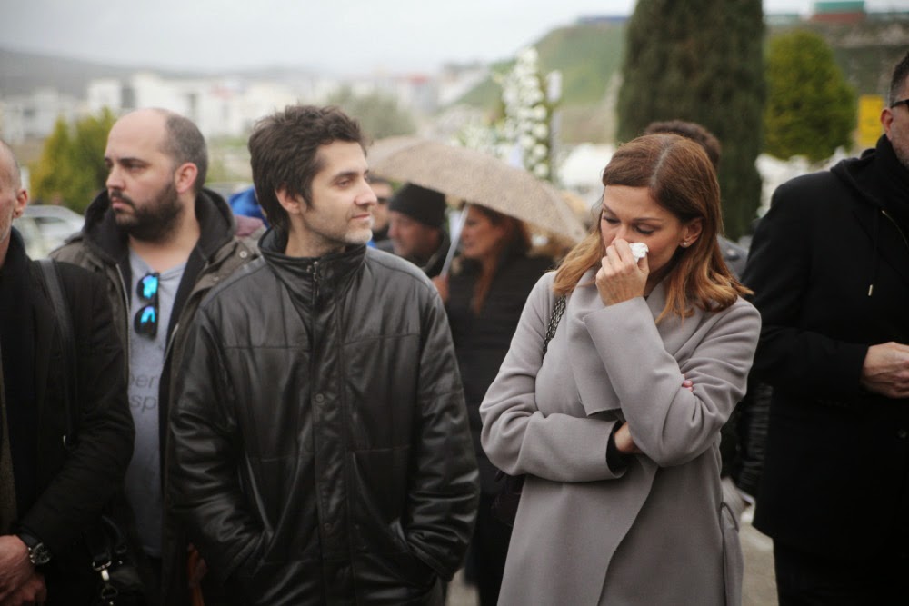 Θρήνος στην κηδεία του Μανώλη Τζιράκη! [photos] - Φωτογραφία 3