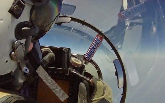 Απίστευτο βίντεο: Έτσι πετάει ένα σνακ μέσα σε F18! [video] - Φωτογραφία 1