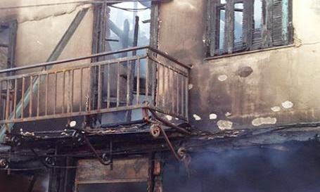 Παρανάλωμα του πυρός έγινε εγκαταλελειμμένο κτίριο στο κέντρο του Πύργου [video + photos] - Φωτογραφία 1