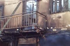 Παρανάλωμα του πυρός έγινε εγκαταλελειμμένο κτίριο στο κέντρο του Πύργου [video + photos]