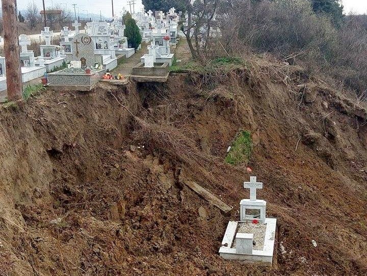 Στο έλεος της κακοκαιρίας η Θράκη – Άνοιξε η γη και... κατάπιε τάφο στο Ορμένιο! - Φωτογραφία 1