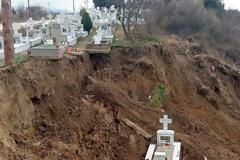 Στο έλεος της κακοκαιρίας η Θράκη – Άνοιξε η γη και... κατάπιε τάφο στο Ορμένιο!
