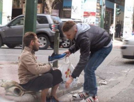 Αυτό θα πεί ανθρωπιά: Αγόρασε παπούτσια σε άστεγο - Φωτογραφία 1