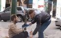 Αυτό θα πεί ανθρωπιά: Αγόρασε παπούτσια σε άστεγο - Φωτογραφία 1