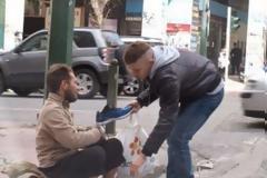 Αυτό θα πεί ανθρωπιά: Αγόρασε παπούτσια σε άστεγο