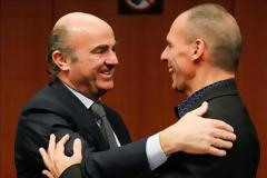 Οι αγκαλιές του Βαρουφάκη με τον Ντε Γκίντος [photos]