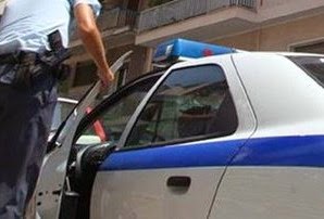 Πάτρα: Πολίτες επιτέθηκαν σε περιπολικό - Φωτογραφία 1