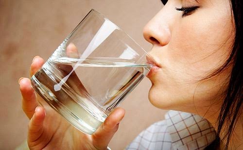 Tι μπορεί να πάθουμε εάν πίνουμε νερό το πρωί με άδειο στομάχι - Φωτογραφία 1