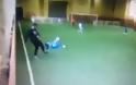 To βίντεο που κάνει το γύρο του διαδικτύου - Προπονητής κλωτσάει πιτσιρικά σε ποδοσφαιρικό αγώνα!