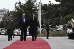 Η Ζωή επισκέφτηκε το Πεντάγωνο - Περπάτησε σε κόκκινα χαλιά και επιθεώρησε άγημα