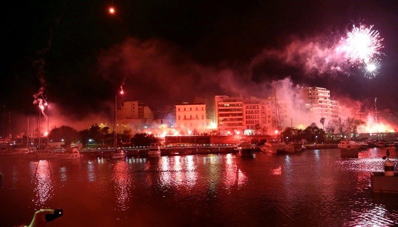 ΤΡΟΜΕΡΑ πράγματα από τον λαό του Ολυμπιακού - Έβαλαν φωτιά στον Πειραιά [photos + video] - Φωτογραφία 1