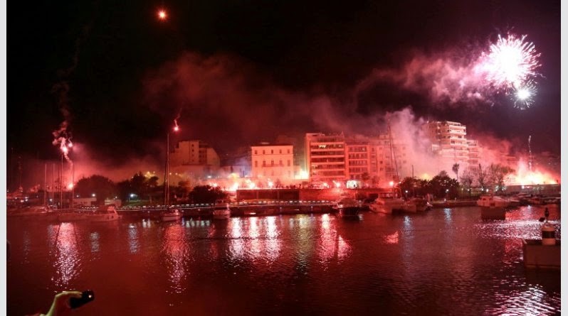 ΤΡΟΜΕΡΑ πράγματα από τον λαό του Ολυμπιακού - Έβαλαν φωτιά στον Πειραιά [photos + video] - Φωτογραφία 2