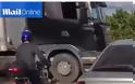 Ανατριχιαστικό βίντεο! Φορτηγό παρασύρει μηχανή... [video]
