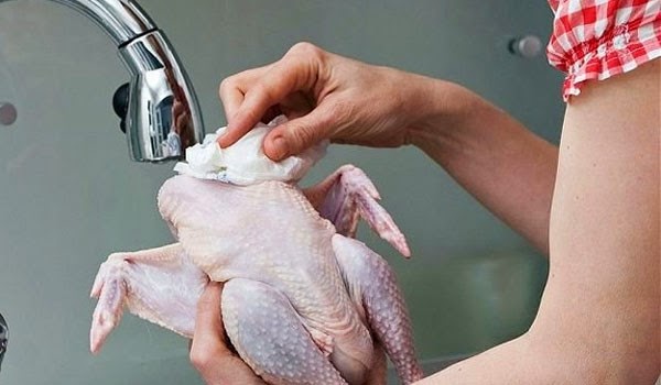 Οι ειδικοί προειδοποιούν! Γιατί δεν πρέπει ποτέ να πλένετε το κοτόπουλο ωμό... - Φωτογραφία 1