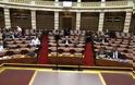 «Σύγκρουση» στη Βουλή για το νομοσχέδιο για την ανθρωπιστική κρίση