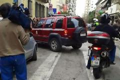 Πάτρα: Ανέβηκε στην ταράτσα κτιρίου στην οδό Μαιζώνος και απειλούσε να πέσει στο κενό