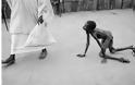 ΘΑ ΔΑΚΡΥΣΕΤΕ: Η φωτογραφία με τον Σουδανό που κλέβει το φαϊ από το σκελετωμένο παιδί, σόκαρε τη δύση... [photo] - Φωτογραφία 2