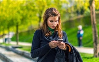 Πρόστιμα για τους πεζούς που μιλούν στο κινητό προτείνει Ένωση στη Γερμανία - Φωτογραφία 1