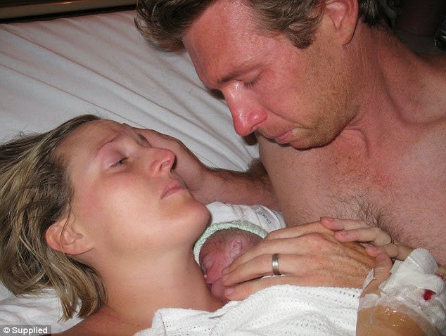 Συγκλονιστικές εικόνες: Πρόωρο μωρό που είχε σταματήσει να αναπνέει ζωντάνεψε μόλις... [photos] - Φωτογραφία 1