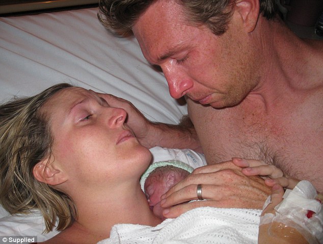 Συγκλονιστικές εικόνες: Πρόωρο μωρό που είχε σταματήσει να αναπνέει ζωντάνεψε μόλις... [photos] - Φωτογραφία 3