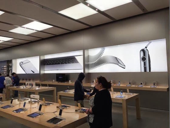 Η Apple προβάλει στα καταστήματα της το AppleWatch πριν από την κυκλοφορία του - Φωτογραφία 2