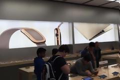 Η Apple προβάλει στα καταστήματα της το AppleWatch πριν από την κυκλοφορία του