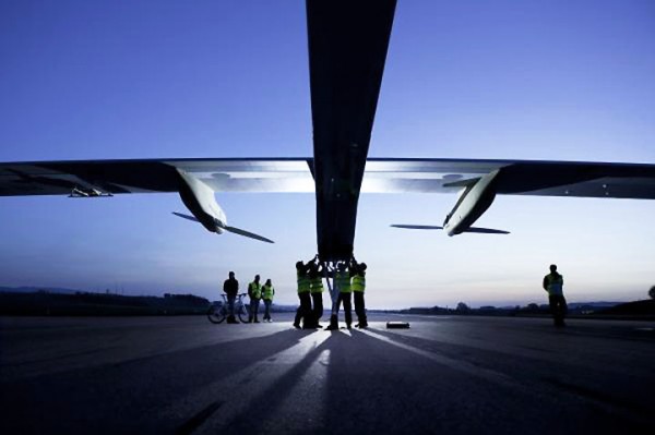 Ο γύρος του κόσμου χωρίς καύσιμα: Το Solar Impulse-2 απογειώθηκε από το Αμπού Ντάμπι [photos] - Φωτογραφία 3