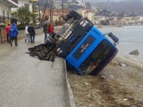 Υποχώρησε το οδόστρωμα και κατάπιε μπετονιέρα στην παραλιακή της Αιγείρας - Δείτε φωτο - Φωτογραφία 2