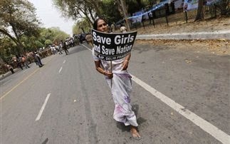 Δύο συλλήψεις για τον βιασμό καλόγριας στο Νέο Δελχί - Φωτογραφία 1