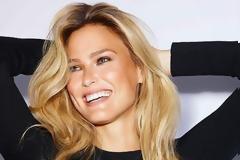Μύρισε Άνοιξη: H Bar Rafaeli να ποζάρει άβαφη και με λουλούδια στα μαλλιά