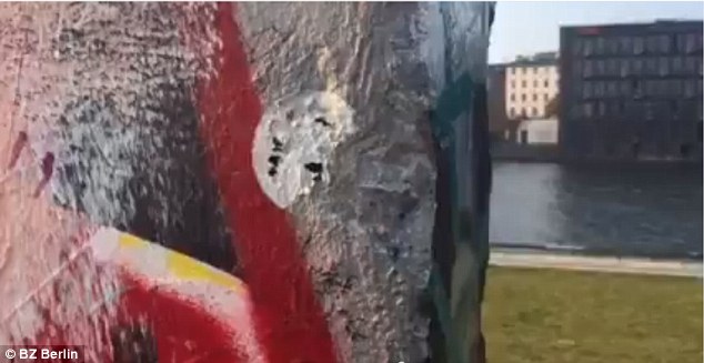 ΑΠΙΣΤΕΥΤΟ: Πασίγνωστος ποδοσφαιριστής «κατέστρεψε» το Τείχος του Βερολίνου [video + photos] - Φωτογραφία 3